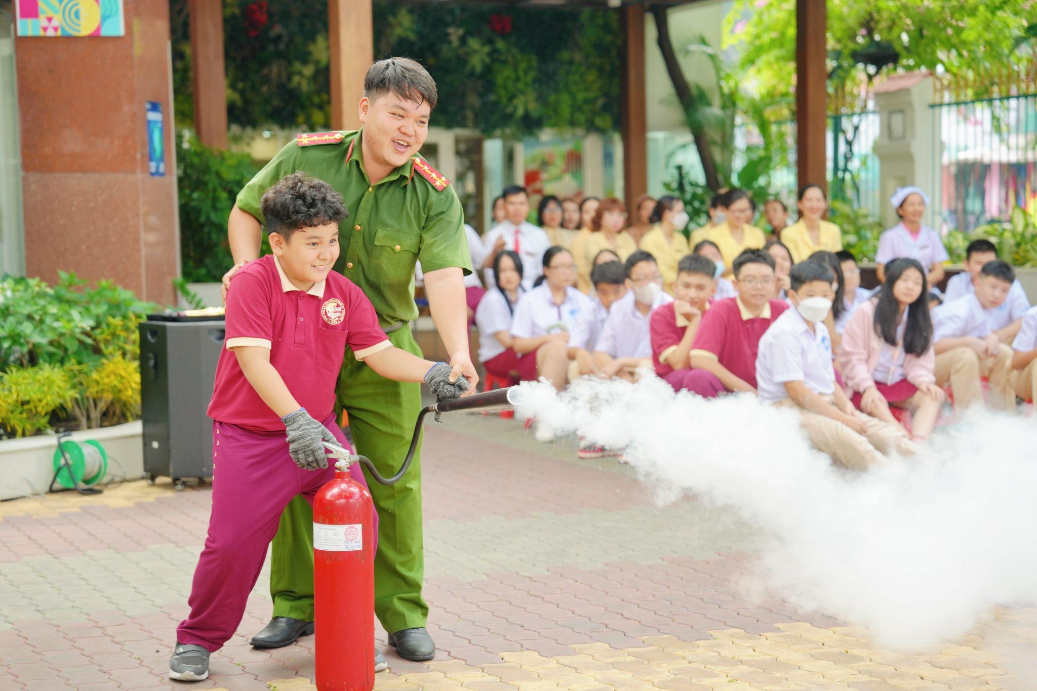 Asian School diễn tập PCCC sẵn sàng cho năm học mới<img src='/App_Themes/Default/Images/iconnew.gif' alt='' />